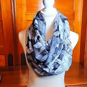 ⚡️5 For $10⚡️Giant gray scale floral hoop scarf